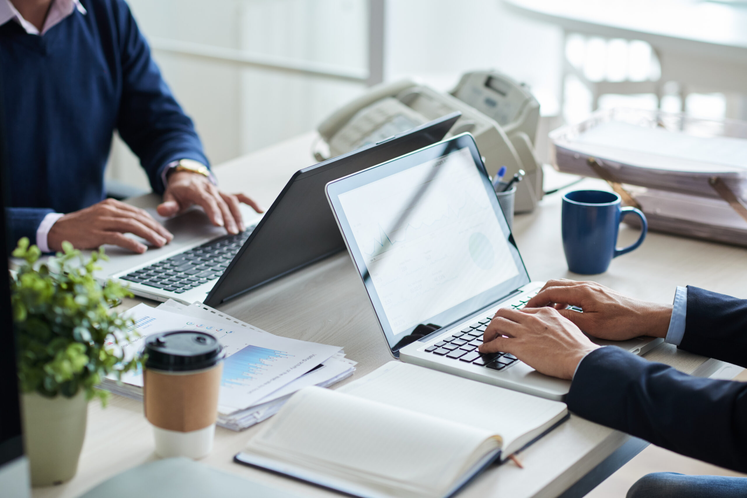 immagine di people working common desk